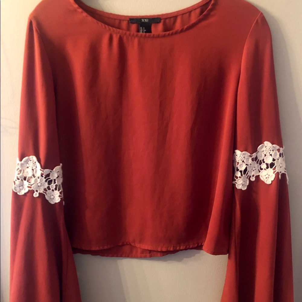 Wide arm burnt orange top with lace design